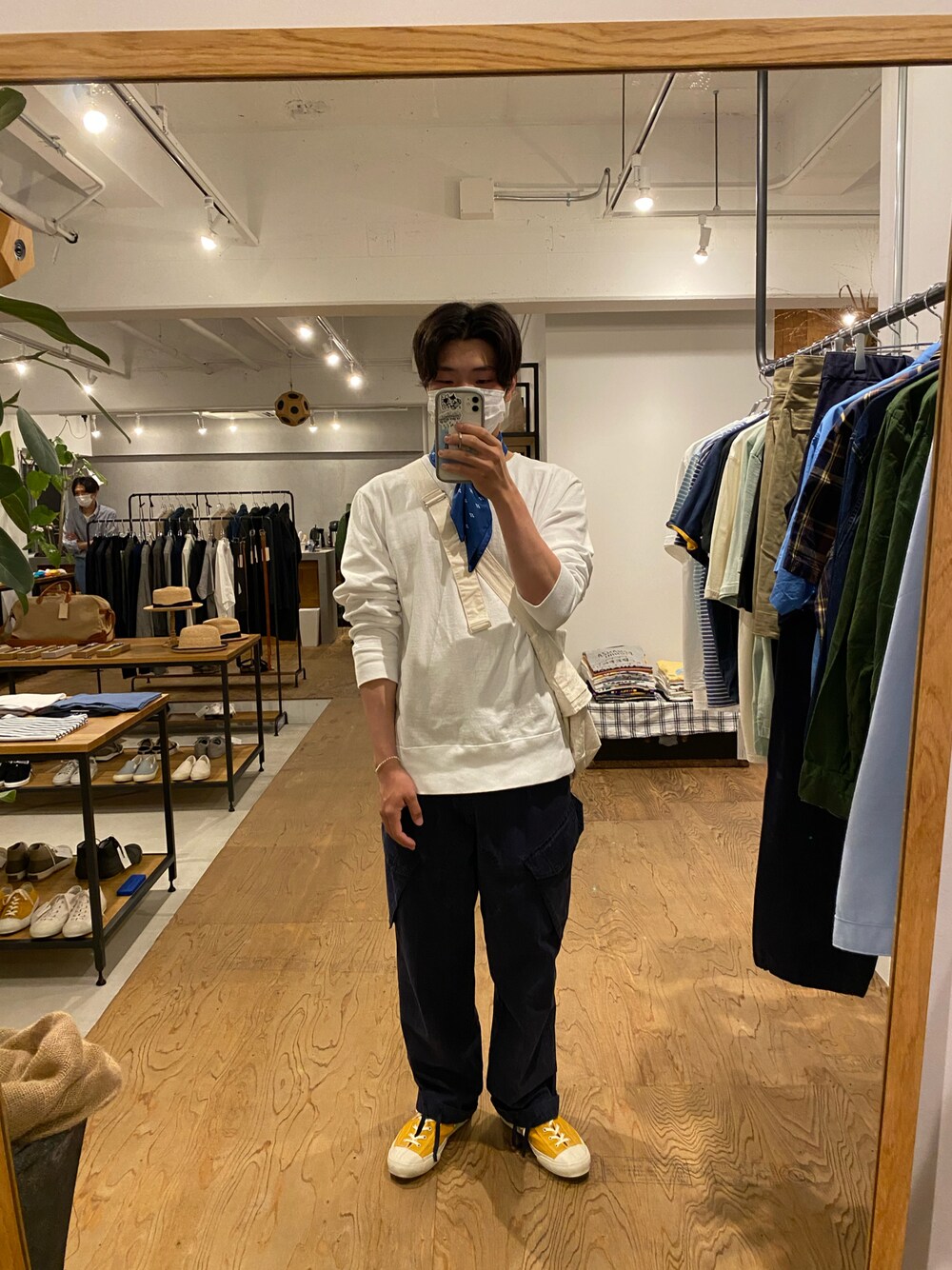 「大人コーデ、キレイめ、ootd、ファッションの力を信じよう、お洒落さんとつながりたい、ミリタリー、シンプルコーデ、ミリタリーコーデ、ミリタリーパンツ、黒、フレンチカジュアル、スカーフ、夏コーデ、ムーンスター、おしゃれ」｜「NECESSARY or UNNECESSARYのアイテム（Tシャツ/カットソー、ホワイト系）」を使った、かいさん（メンズ・174cm）の夏コーディネートの1枚目の写真