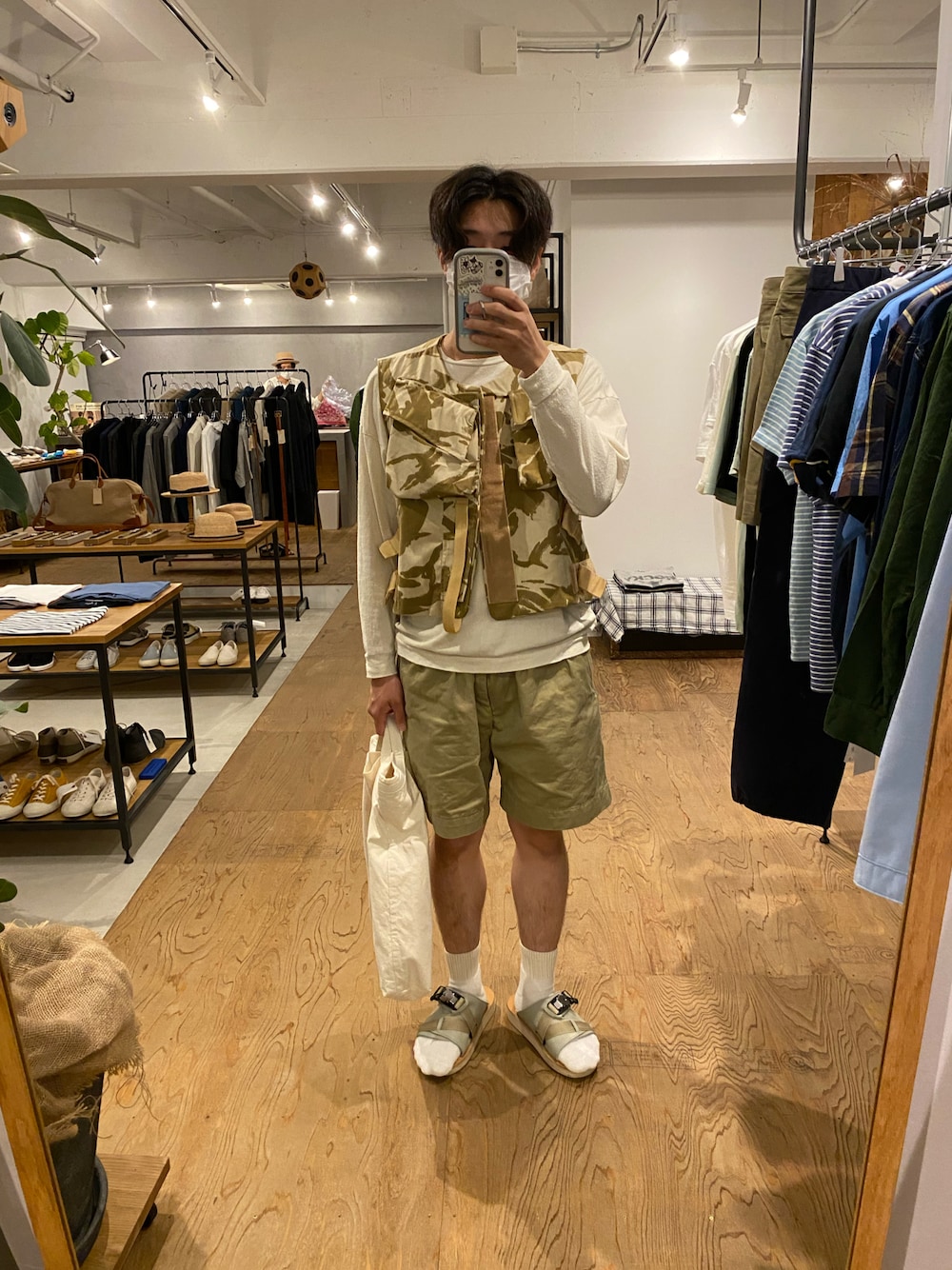 「大人コーデ、ビックシルエット、ootd、ファッションの力を信じよう、ミリタリー、お洒落さんとつながりたい、ショーツ、サンダル、ミリタリーコーデ、ミリタリーベスト、夏コーデ、夏、ミリタリーMIX、ミリタリーパンツ、ロンティー」｜「u.k militaryのアイテム（その他トップス、その他）」を使った、かいさん（メンズ・174cm）の夏コーディネートの1枚目の写真