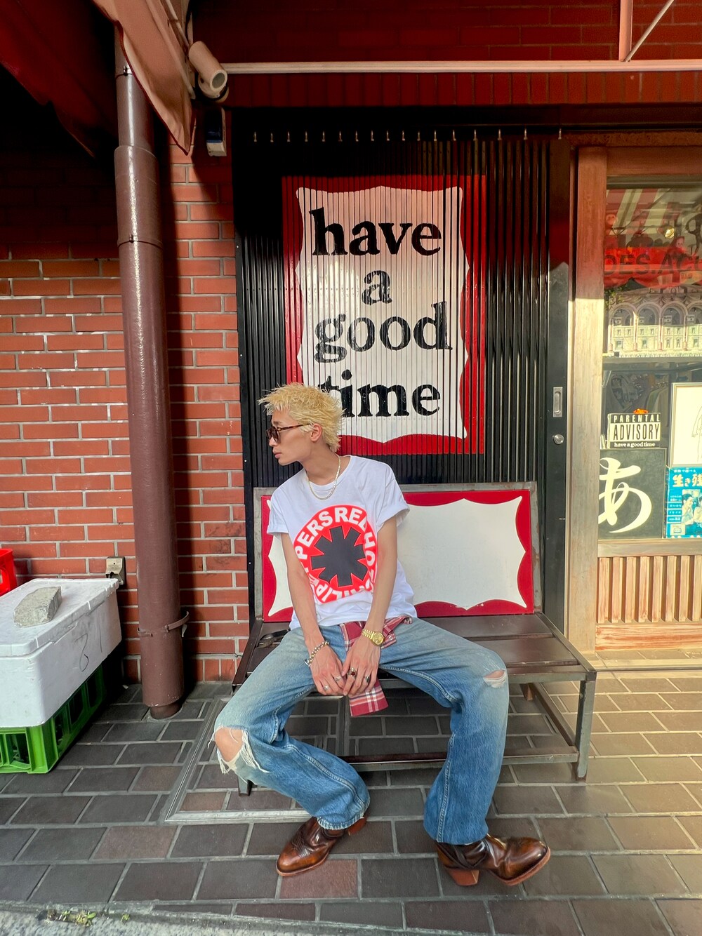 ブラウン系のブーツ、ブルー系のデニムパンツ、ホワイト系のTシャツ/カットソーを着用したメンズの夏コーディネートの1枚目の写真
