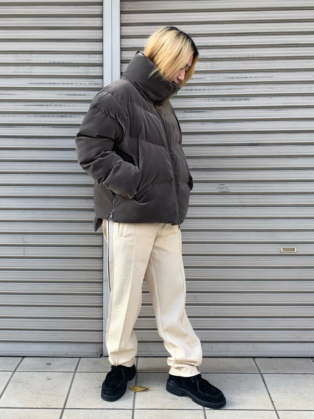 グレー系のブルゾン、グレー系のブルゾンを着用したメンズの冬コーディネートの1枚目の写真