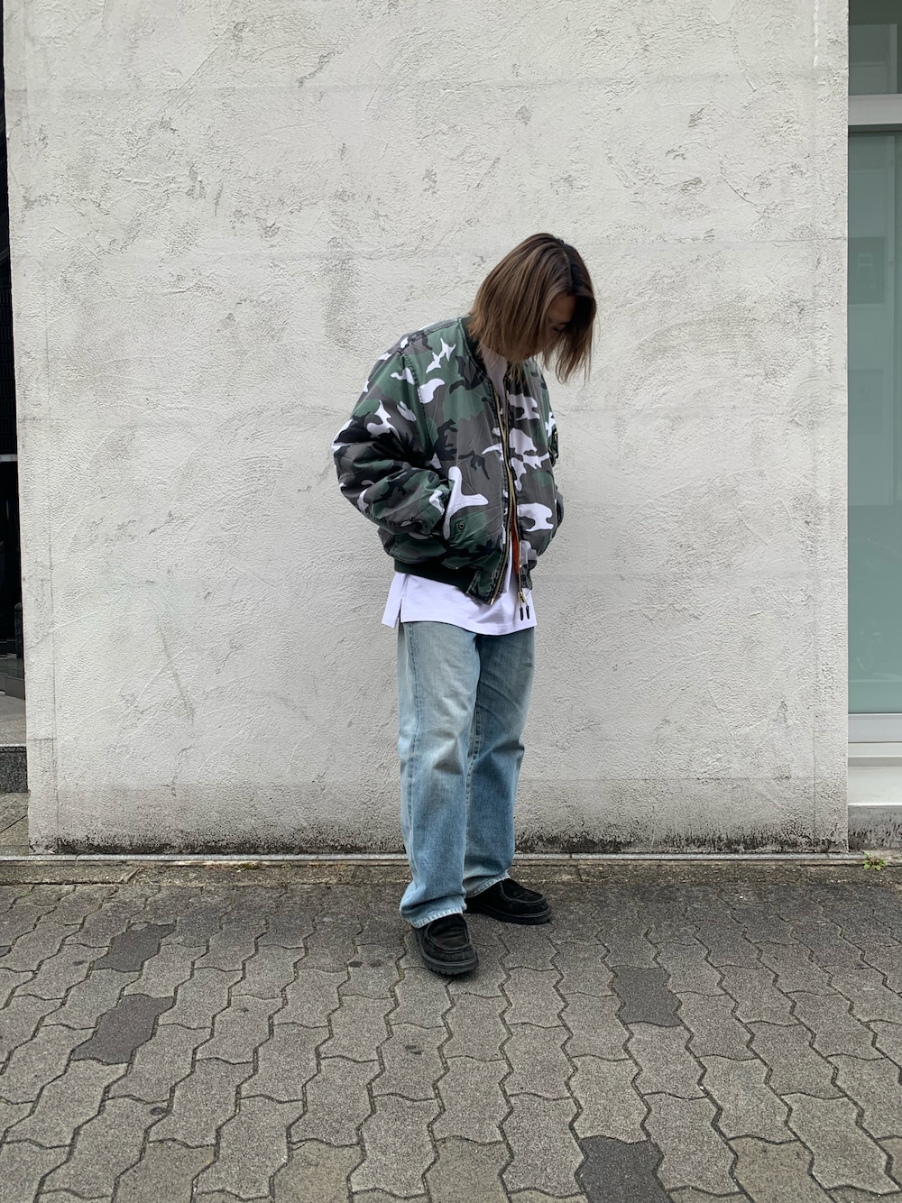 ホワイト系のMA-1、ホワイト系のTシャツ/カットソー、ホワイト系のTシャツ/カットソーを着用したメンズの冬コーディネートの1枚目の写真