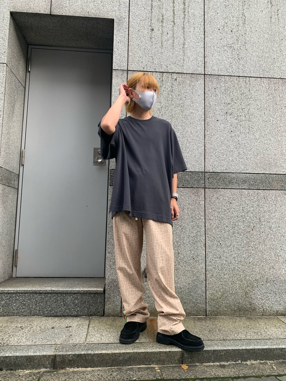 ブラック系のTシャツ/カットソー、ブラック系のTシャツ/カットソー、ブラック系のTシャツ/カットソーを着用したメンズの夏コーディネートの1枚目の写真