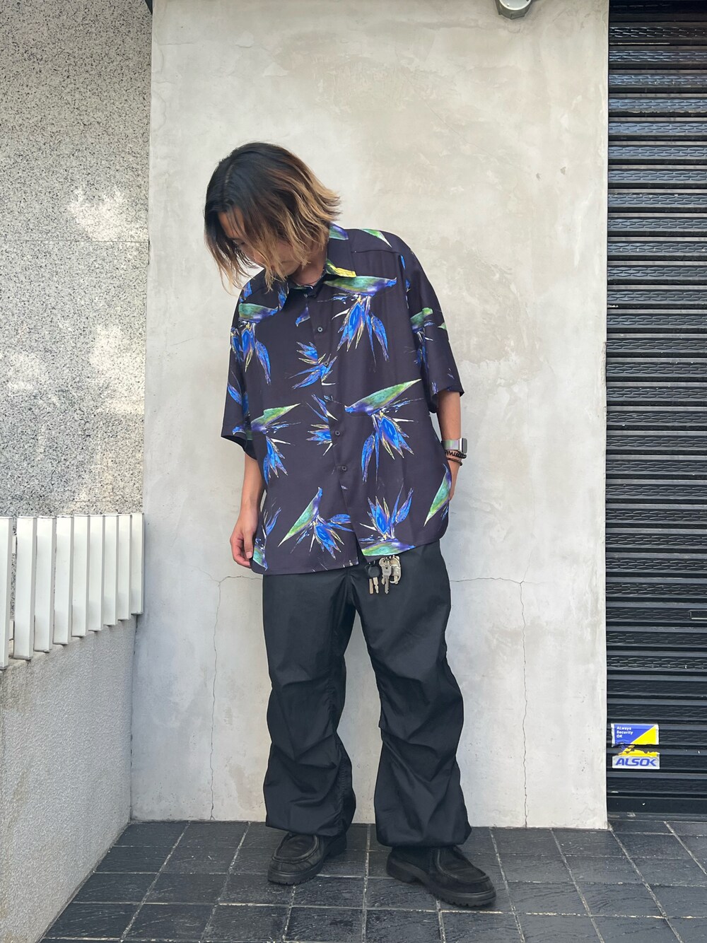 「シンプル、柄シャツ、夏コーデ、ラフコーデ、カジュアルコーデ、お洒落さんとつながりたい、いいね、save、フォローお願いします🤑、夏のワントーンコーデ」｜「DANKE SCHONのDankeSchon/ダンケシェーン/Flower Regular Chain Shirt（シャツ/ブラウス、ブラック系）」を使った、keitaさん（メンズ・170cm）の夏コーディネートの1枚目の写真