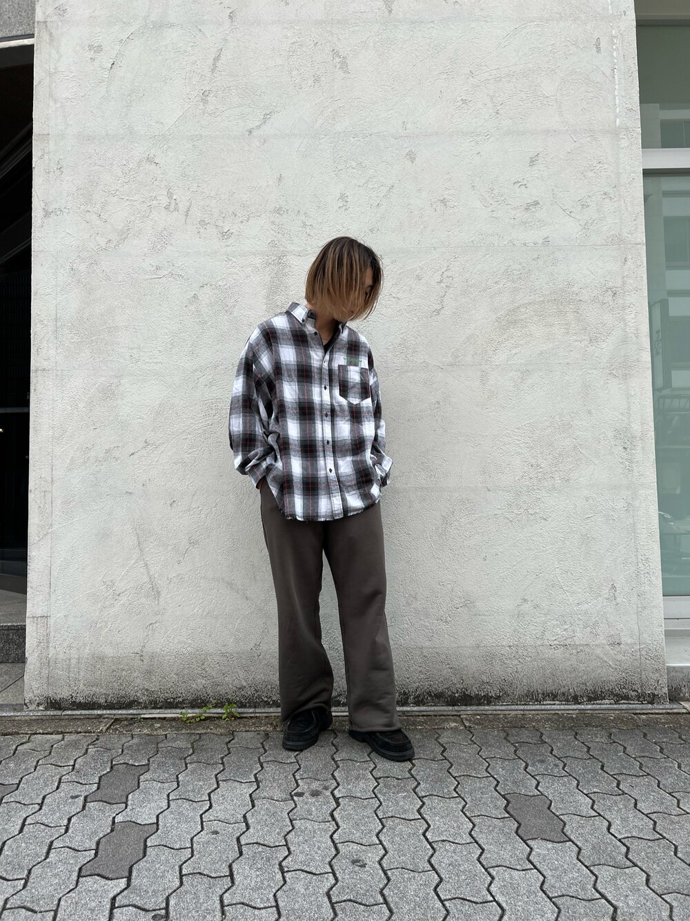 ホワイト系のシャツ/ブラウスを着用したメンズの春コーディネートの1枚目の写真