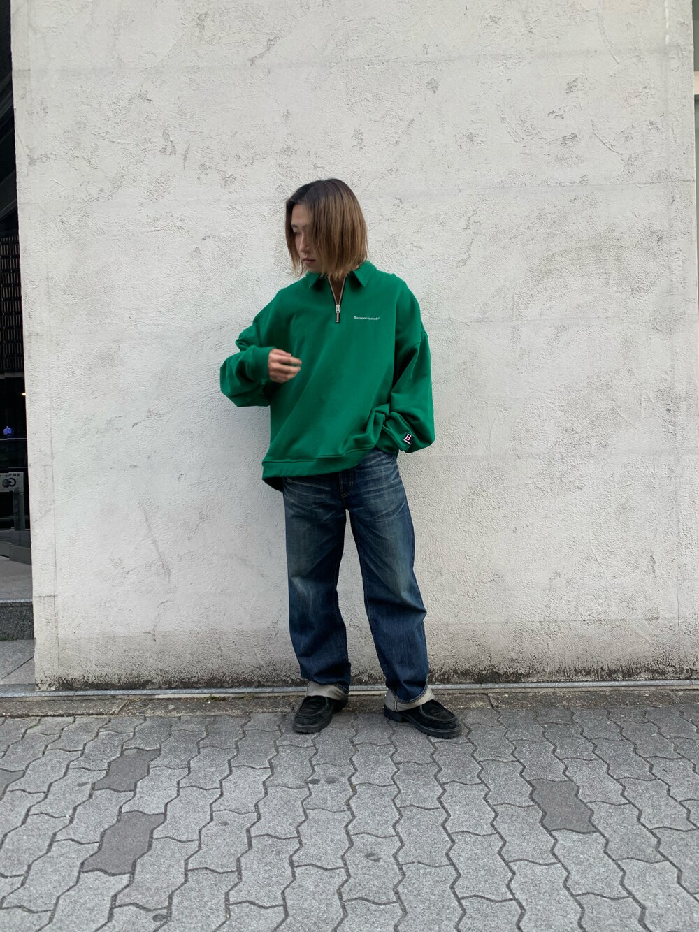 「デニム、シンプル、ワイドパンツ、きれいめカジュアル、今日のコーデ、オトナカジュアル、はるコーデ、ハーフジップ、いいね、save、フォローお願いします🤑」｜「DANKE SCHONのDankeSchon/ダンケシェーン/ハーフジップスウェット（スウェット、グリーン系）」を使った、keitaさん（メンズ・170cm）の冬コーディネートの1枚目の写真
