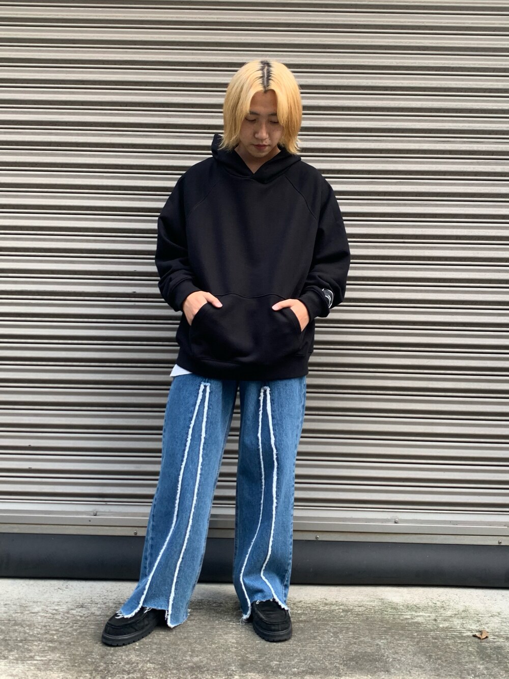 ブラック系のパーカー、ブルー系のデニムパンツ、ブラック系のパーカーを着用したメンズの秋コーディネートの1枚目の写真