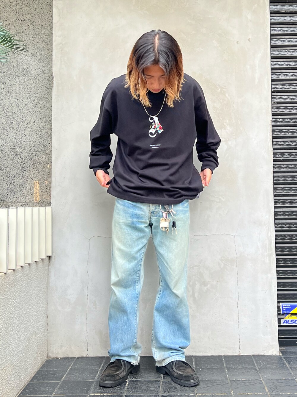 「デニム、ロンT、デニムパンツ、大人コーデ、シンプルコーデ、メンズコーデ、お洒落さんとつながりたい、いいね、save、フォローお願いします🤑、秋服準備はじめました」｜「A4Aのアイテム（Tシャツ/カットソー、ブラック系）」を使った、keitaさん（メンズ・170cm）の秋コーディネートの1枚目の写真