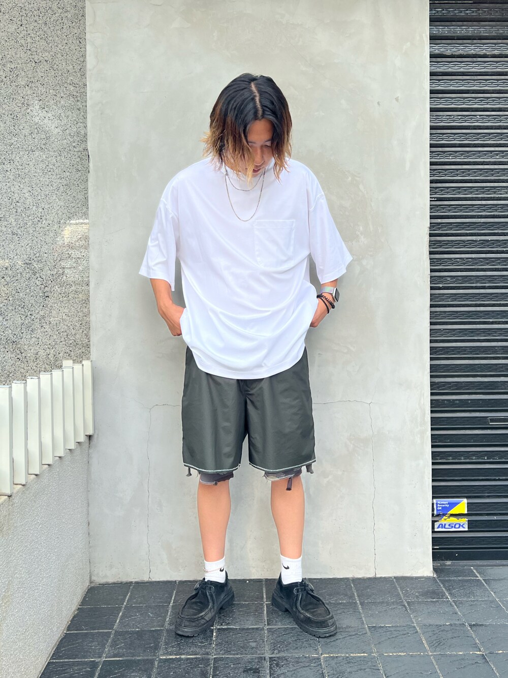 「シンプル、大人カジュアル、休日スタイル、ラフ、リラックススタイル、夏コーデ、いいね、save、フォローお願いします🤑、夏だ！Tシャツ着よう！、真夏のアクティブスタイル」｜「A4AのA4A/エーフォーエー/強撚糸ラウンドポケット半袖Tシャツ（Tシャツ/カットソー、ホワイト系）」を使った、keitaさん（メンズ・170cm）の夏コーディネートの1枚目の写真