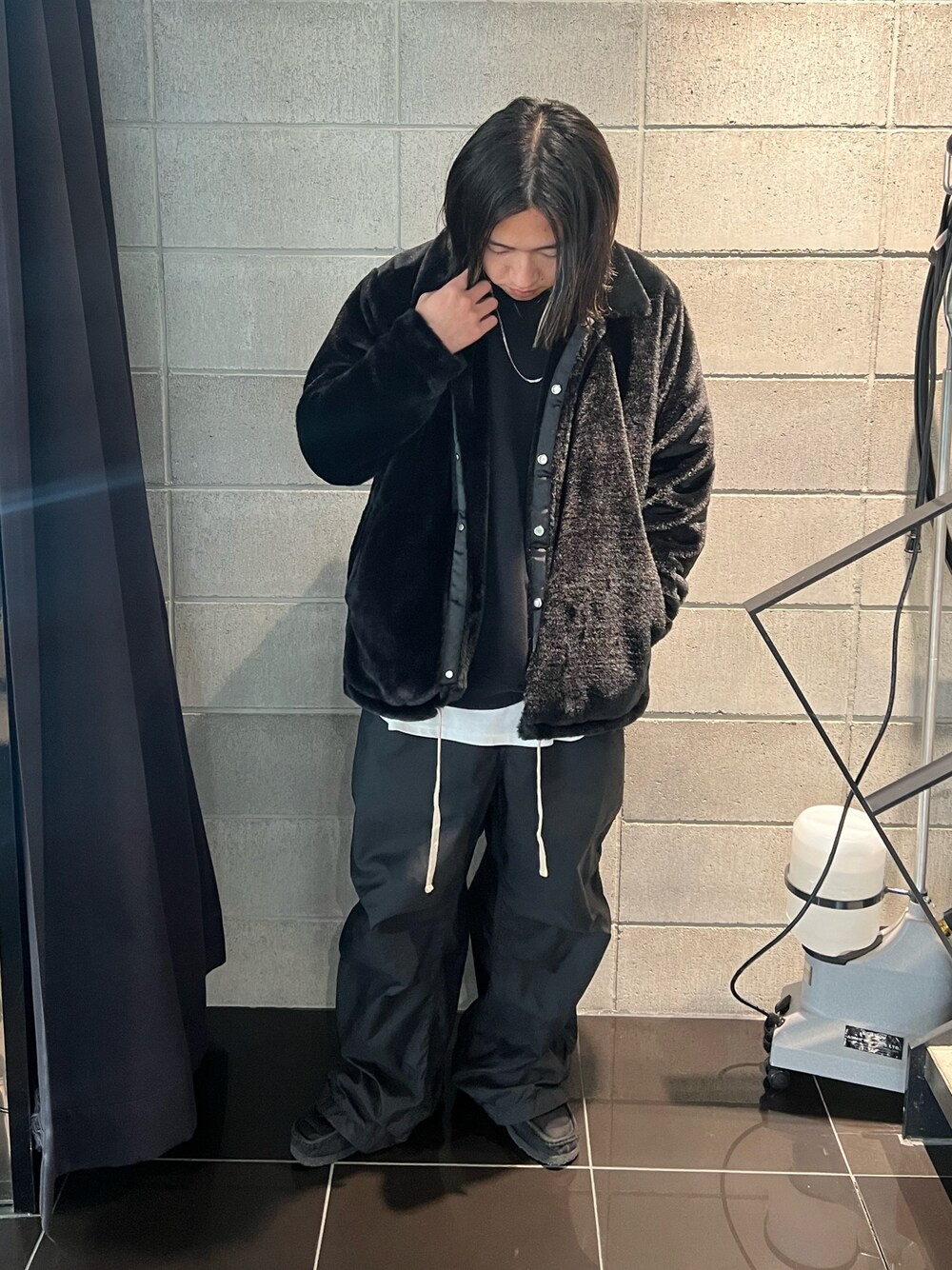 「オトナカジュアル」｜「DANKE SCHONのDankeSchon/ダンケシェーン/PREMIUM ECO FUR COACH JACKET/エコファーコーチジャケット（ブルゾン、ブラック系）」を使った、keitaさん（メンズ・170cm）の冬コーディネートの1枚目の写真