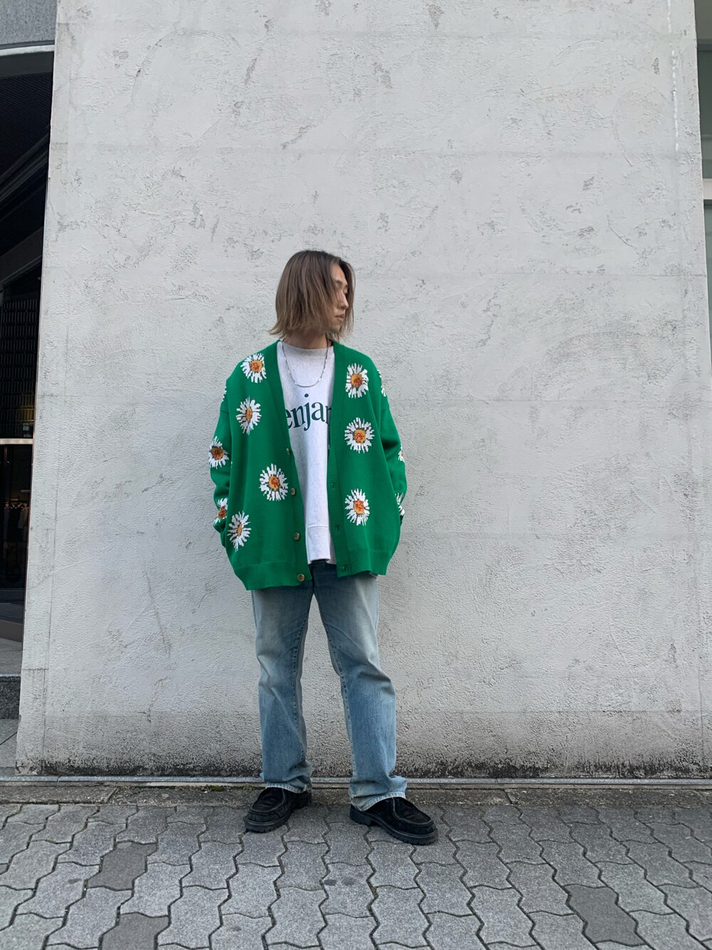 グリーン系のカーディガン/ボレロ、グリーン系のカーディガン/ボレロ、グリーン系のカーディガン/ボレロを着用したメンズの冬コーディネートの1枚目の写真