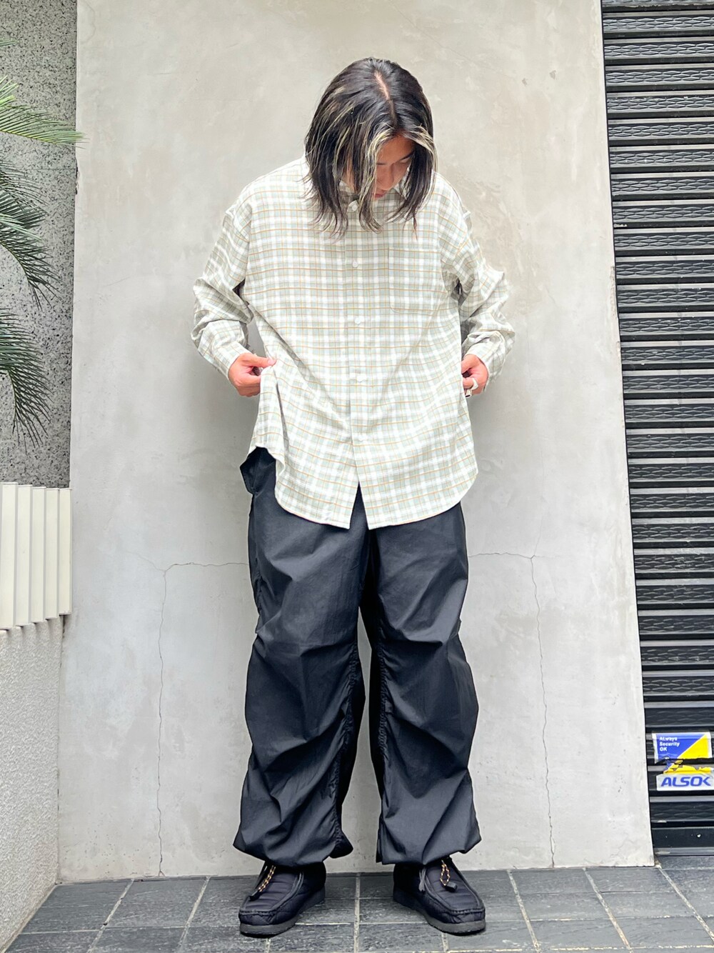 「夏コーデ、ビッグシルエット、シャツスタイル、オトナカジュアル、ootd、お洒落さんとつながりたい、いいね、save、フォローお願いします🤑、ストライプシャツ」｜「WHITELANDのWHITELAND/ホワイトランド/チェックシャツ（シャツ/ブラウス、グリーン系）」を使った、keitaさん（メンズ・170cm）の夏コーディネートの1枚目の写真