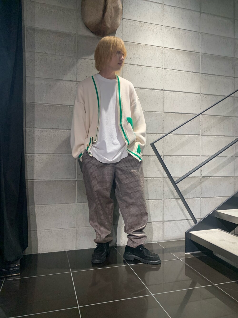 ホワイト系のカーディガン/ボレロ、ホワイト系のカーディガン/ボレロ、ホワイト系のカーディガン/ボレロを着用したメンズの秋コーディネートの1枚目の写真