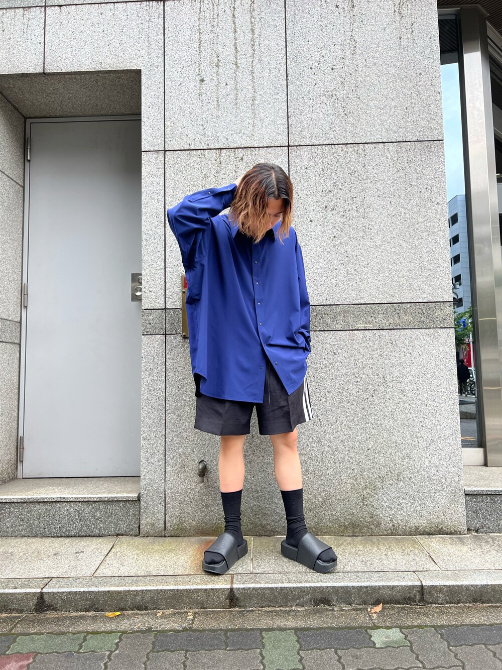 ブルー系のシャツ/ブラウス、ブルー系のシャツ/ブラウスを着用したメンズの春コーディネートの1枚目の写真