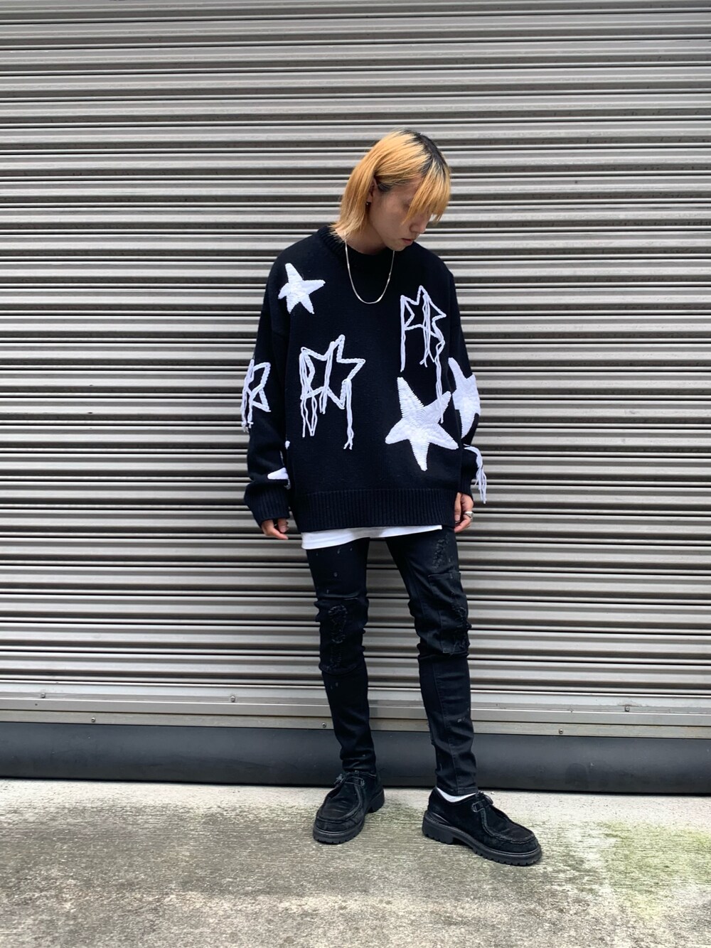 ブラック系のデニムパンツ、ブラック系のデニムパンツ、ブラック系のデニムパンツを着用したメンズの秋コーディネートの1枚目の写真