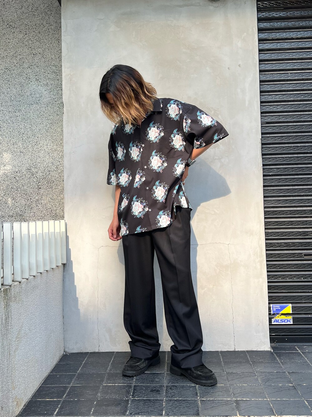 「柄シャツ、ブラックコーデ、スラックス、シンプルコーデ、夏コーデ、ラフコーデ、お洒落さんとつながりたい、おしゃれさんと繋がりたい、いいね、save、フォローお願いします🤑」｜「A4AのA4A/エーフォーエー/ROSES Short Sleeve Shirts/ローズショートスリーブシャツ（シャツ/ブラウス、ブラック系）」を使った、keitaさん（メンズ・170cm）の夏コーディネートの1枚目の写真