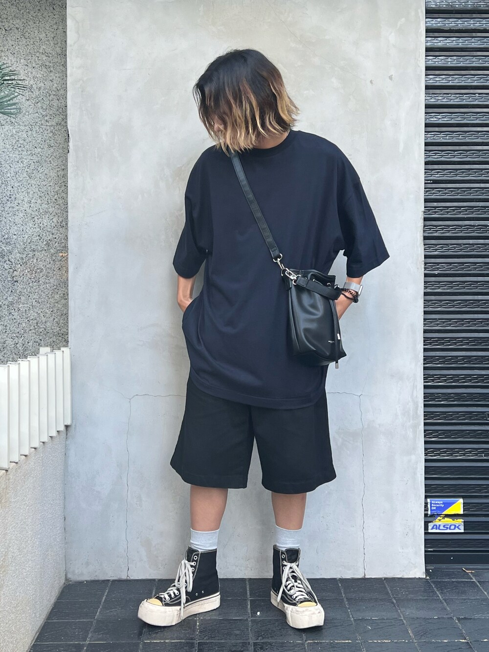 「スニーカー、ブラックコーデ、きれいめカジュアル、夏コーデ、シンプルスタイル、カジュアルコーデ、今日のコーデ、メンズコーデ、いいね、save、フォローお願いします🤑」｜「WHITELANDのWHITELAND/ホワイトランド/BIG TEE/ビックTシャツ（Tシャツ/カットソー、ブラック系）」を使った、keitaさん（メンズ・170cm）の夏コーディネートの1枚目の写真