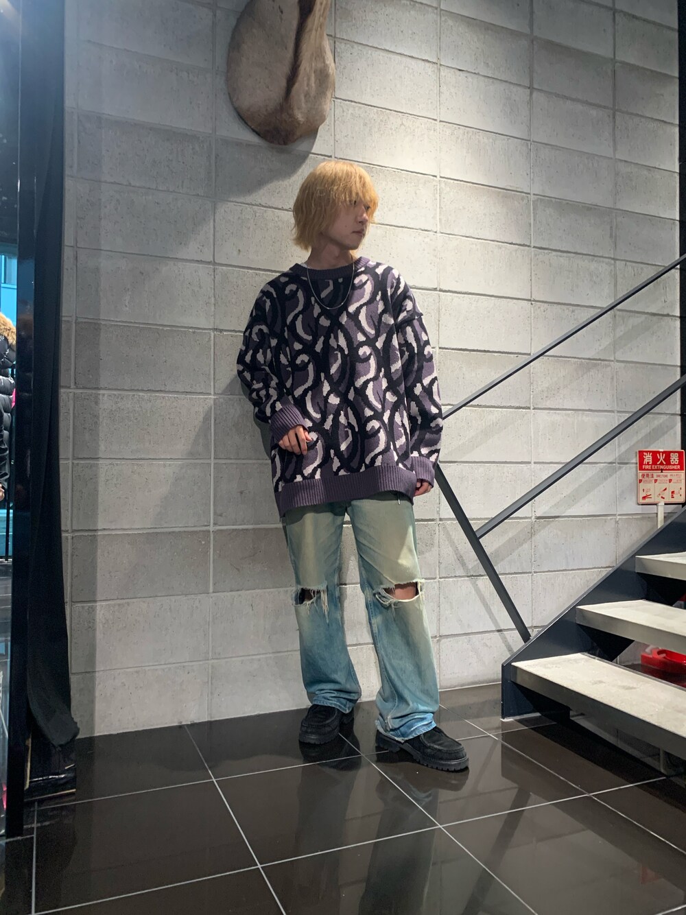 グレー系のニット/セーター、グレー系のニット/セーター、グレー系のニット/セーターを着用したメンズの秋コーディネートの1枚目の写真