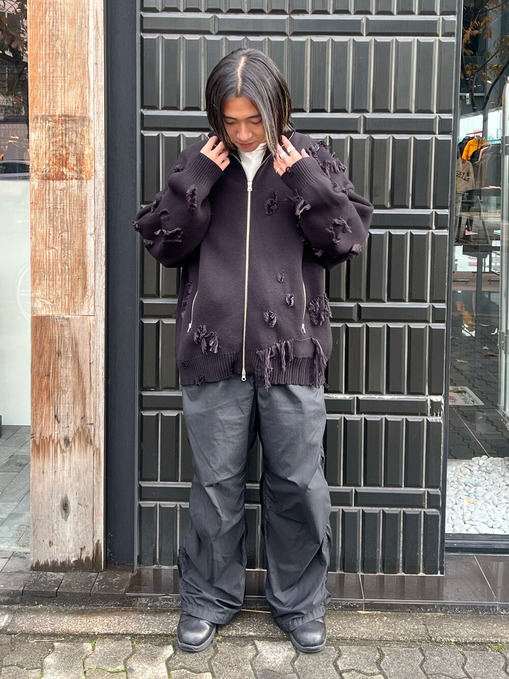 「シンプルコーデ」｜「DANKE SCHONのDankeSchon/ダンケシェーン/PREMIUM COTTON DAMEGE DRIVERS KNIT/ダメ―ジドライバーズニット（ニット/セーター、ブラック系）」を使った、keitaさん（メンズ・170cm）の冬コーディネートの1枚目の写真