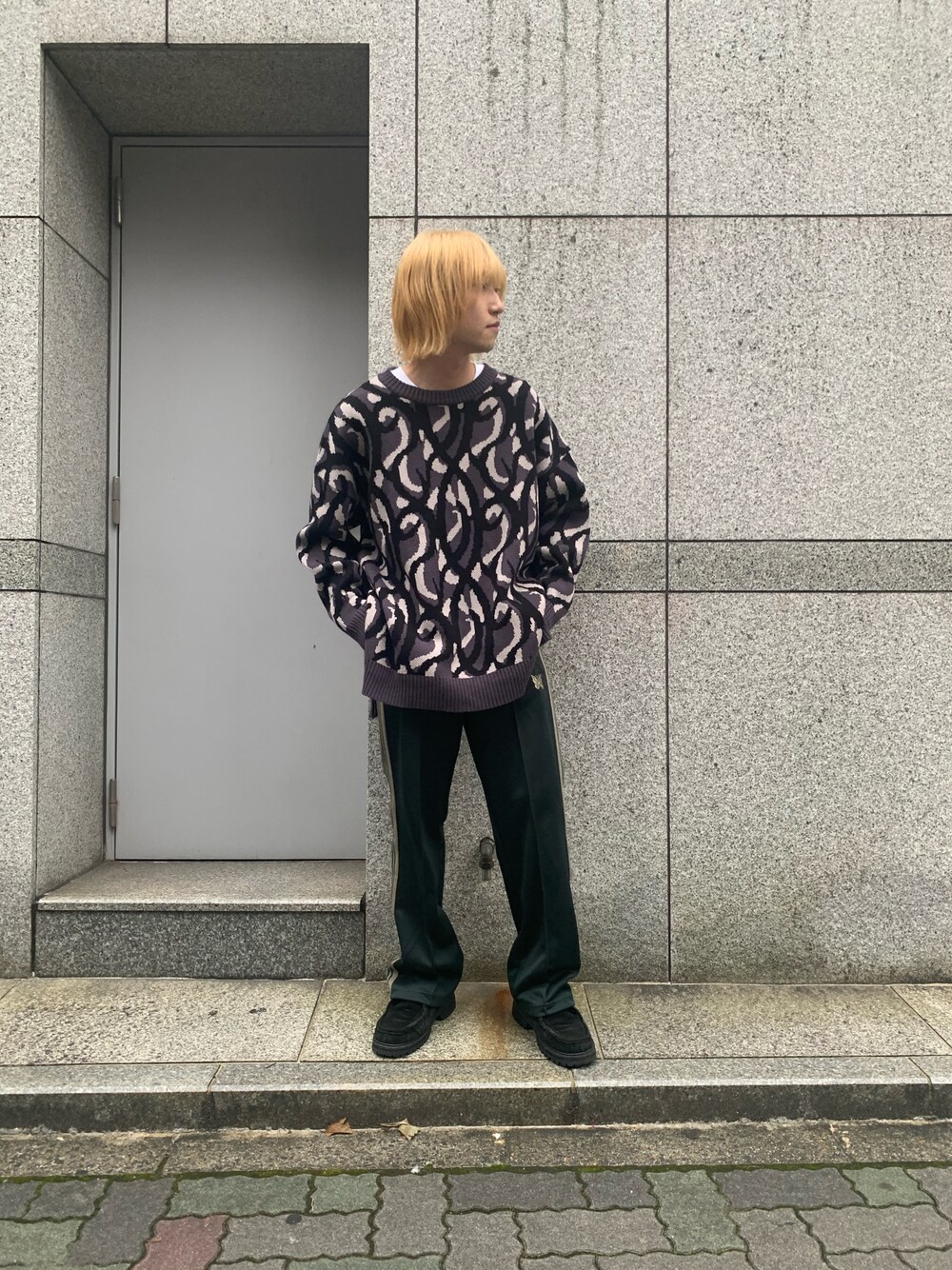 グレー系のニット/セーター、グレー系のニット/セーター、グレー系のニット/セーターを着用したメンズの秋コーディネートの1枚目の写真