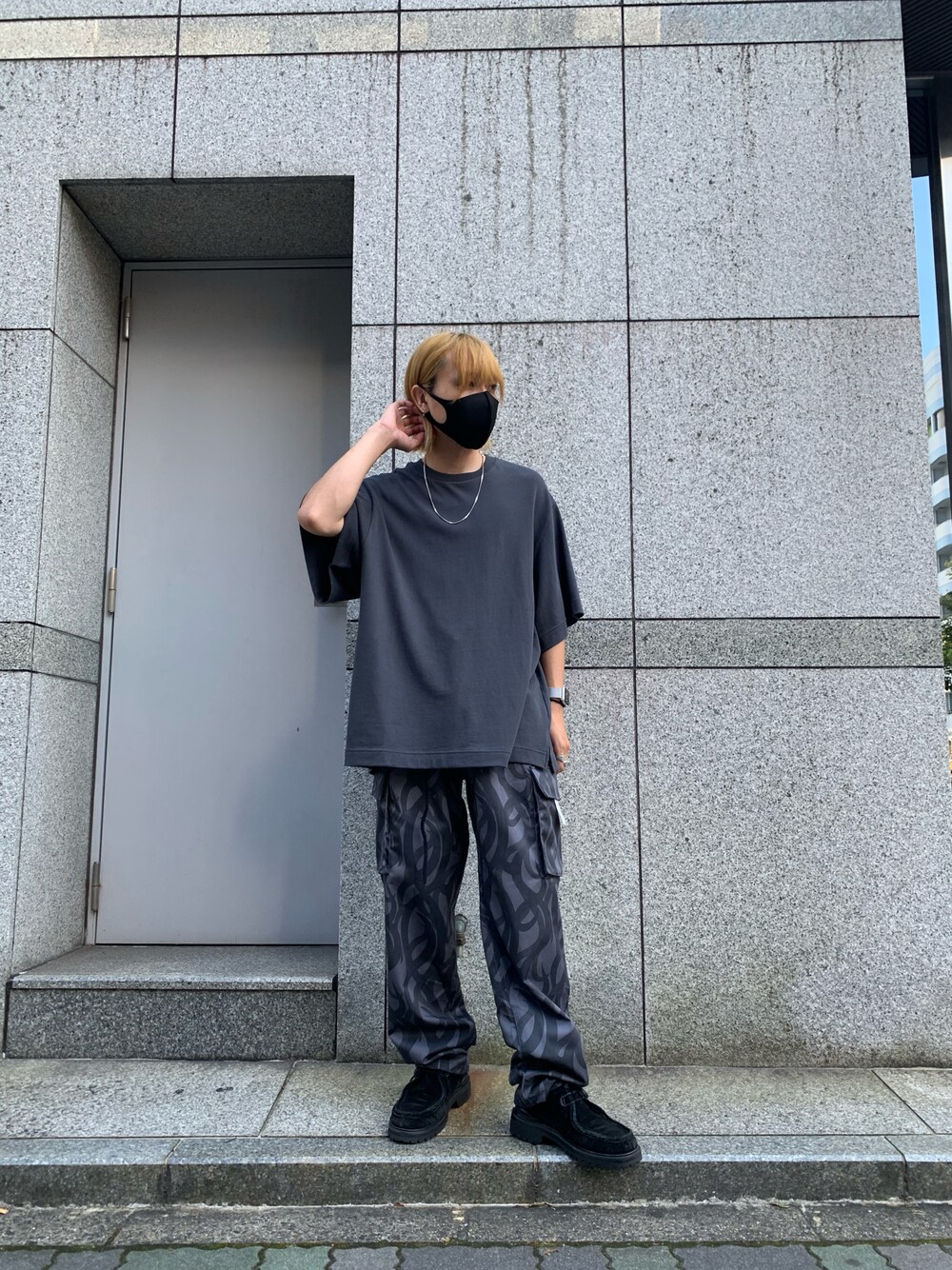 「シンプル、グレー、オーバーサイズ、カーゴパンツ、夏コーデ、今日のコーデ、いいね、save、フォローお願いします🤑、夏だ！Tシャツ着よう！」｜「WHITELANDのWHITELAND/ホワイトランド/タグTシャツ（Tシャツ/カットソー、ブラック系）」を使った、keitaさん（メンズ・170cm）の夏コーディネートの1枚目の写真