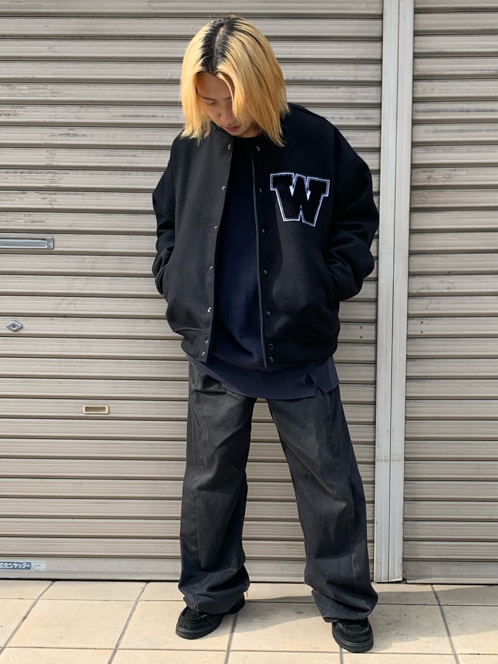 ブラック系のブルゾン、ブラック系のブルゾン、ブラック系のブルゾンを着用したメンズの冬コーディネートの1枚目の写真