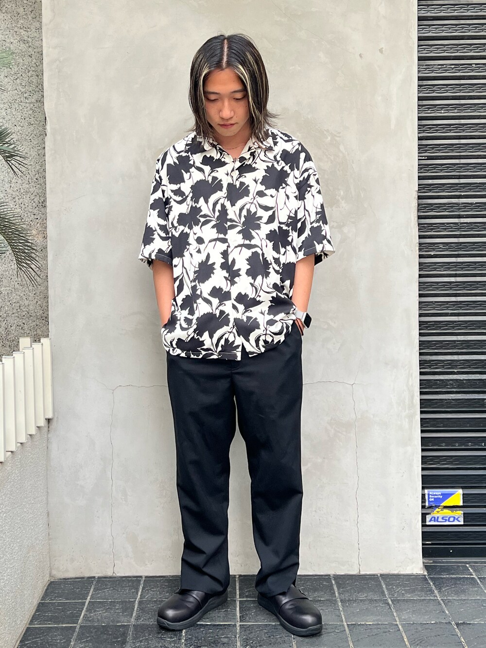 「夏コーデ、シンプルコーデ、オトナカジュアル、春夏コーデ、きれいめカジュアル、いいね、save、フォローお願いします🤑、ストリート」｜「DANKE SCHONのDankeschon/ダンケシェーン/Flower Butcher（シャツ/ブラウス、ホワイト系）」を使った、keitaさん（メンズ・170cm）の夏コーディネートの1枚目の写真