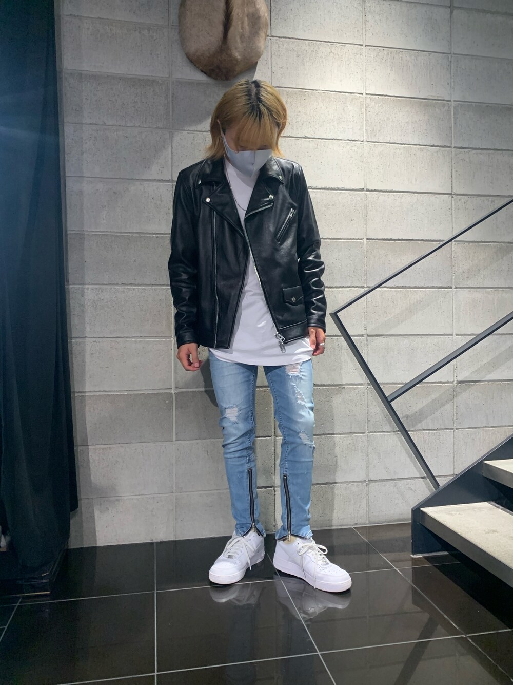 「休日コーデ、ootd、スキニーデニム、シンプルコーデ、ゆるコーデ、オトナカジュアル、秋コーデ、いいね、save、フォローお願いします🤑」｜「DANKE SCHONのDankeSchon/ダンケシェーン/サイドジップスキニーパンツ（デニムパンツ、ブルー系）」を使った、keitaさん（メンズ・170cm）の夏コーディネートの1枚目の写真