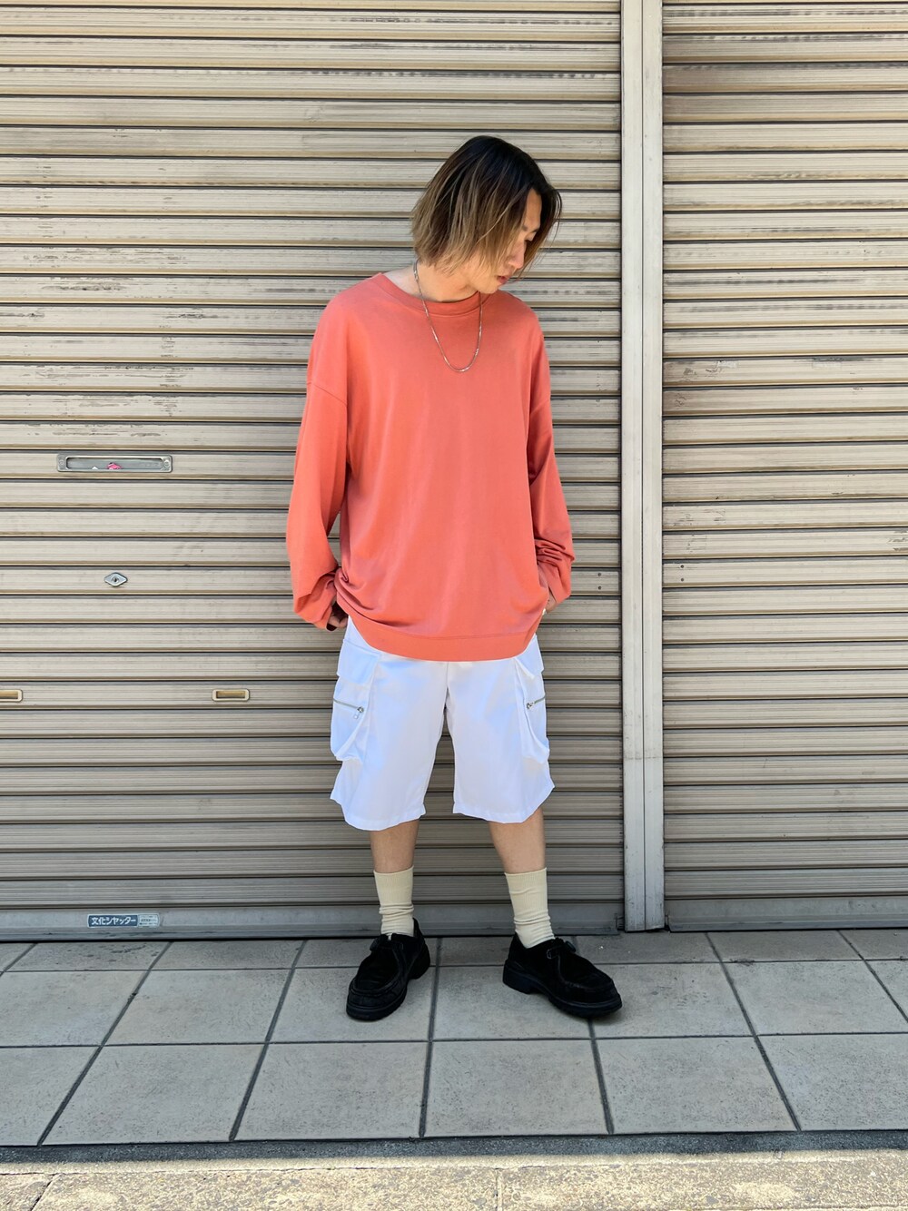 ホワイト系のカーゴパンツ、ホワイト系のカーゴパンツを着用したメンズの夏コーディネートの1枚目の写真