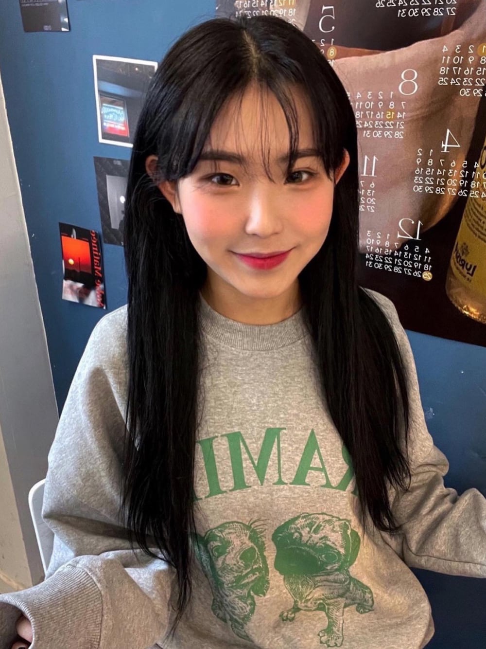 ホワイト系のスウェットを着用したメンズの春コーディネートの1枚目の写真