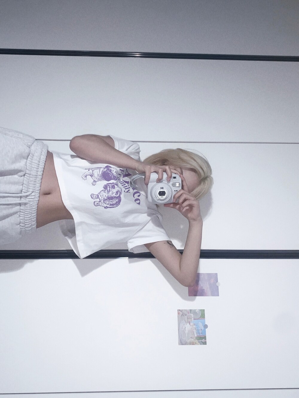 ホワイト系のTシャツ/カットソーを着用したメンズの春コーディネートの1枚目の写真