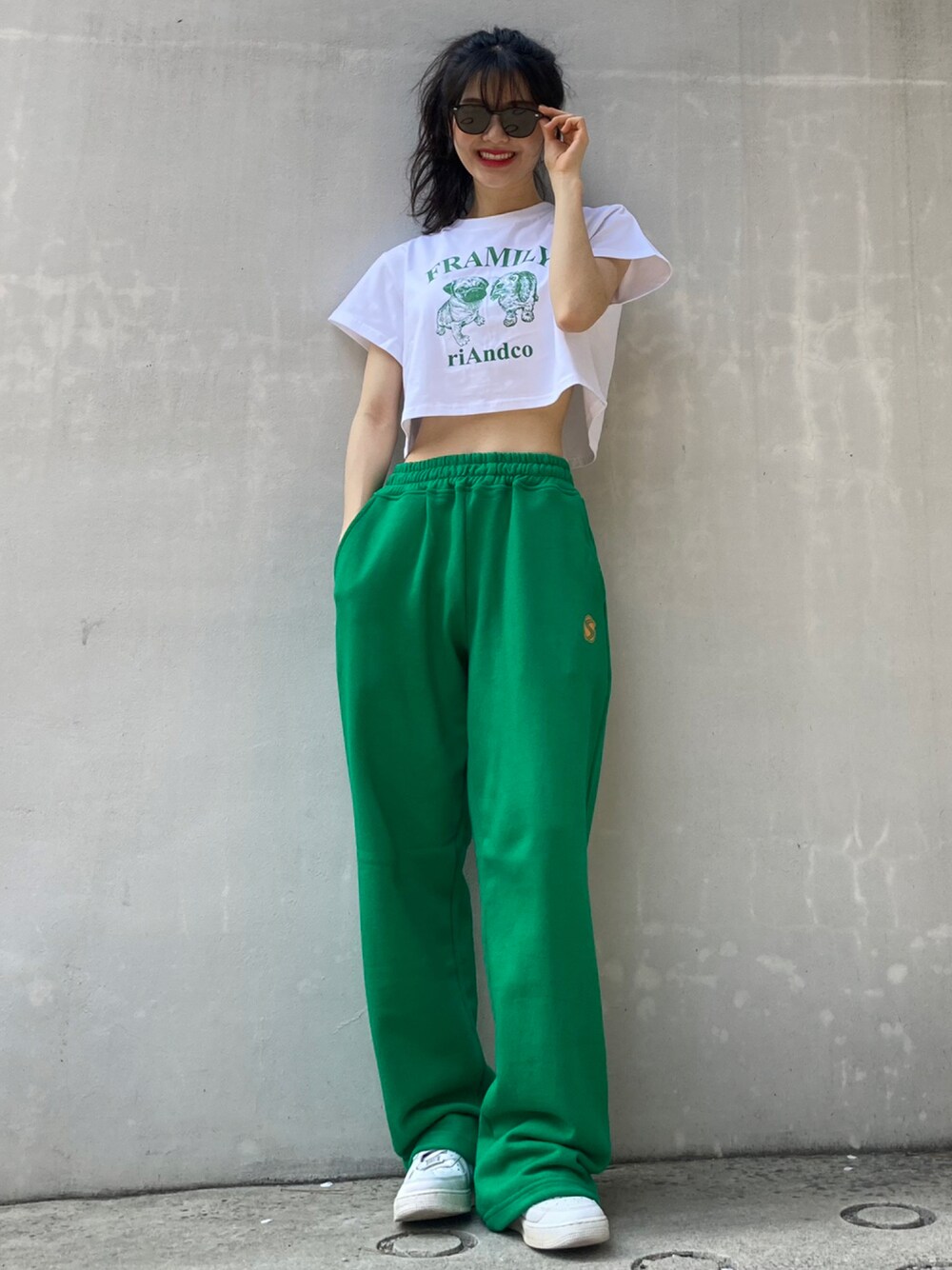 ホワイト系のTシャツ/カットソーを着用したメンズの春コーディネートの1枚目の写真