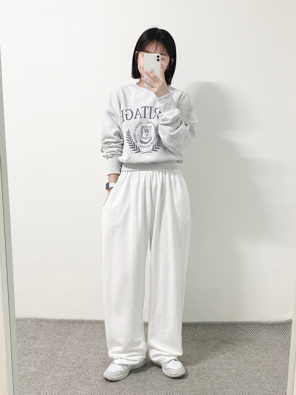 ホワイト系のスウェットを着用したメンズの春コーディネートの1枚目の写真