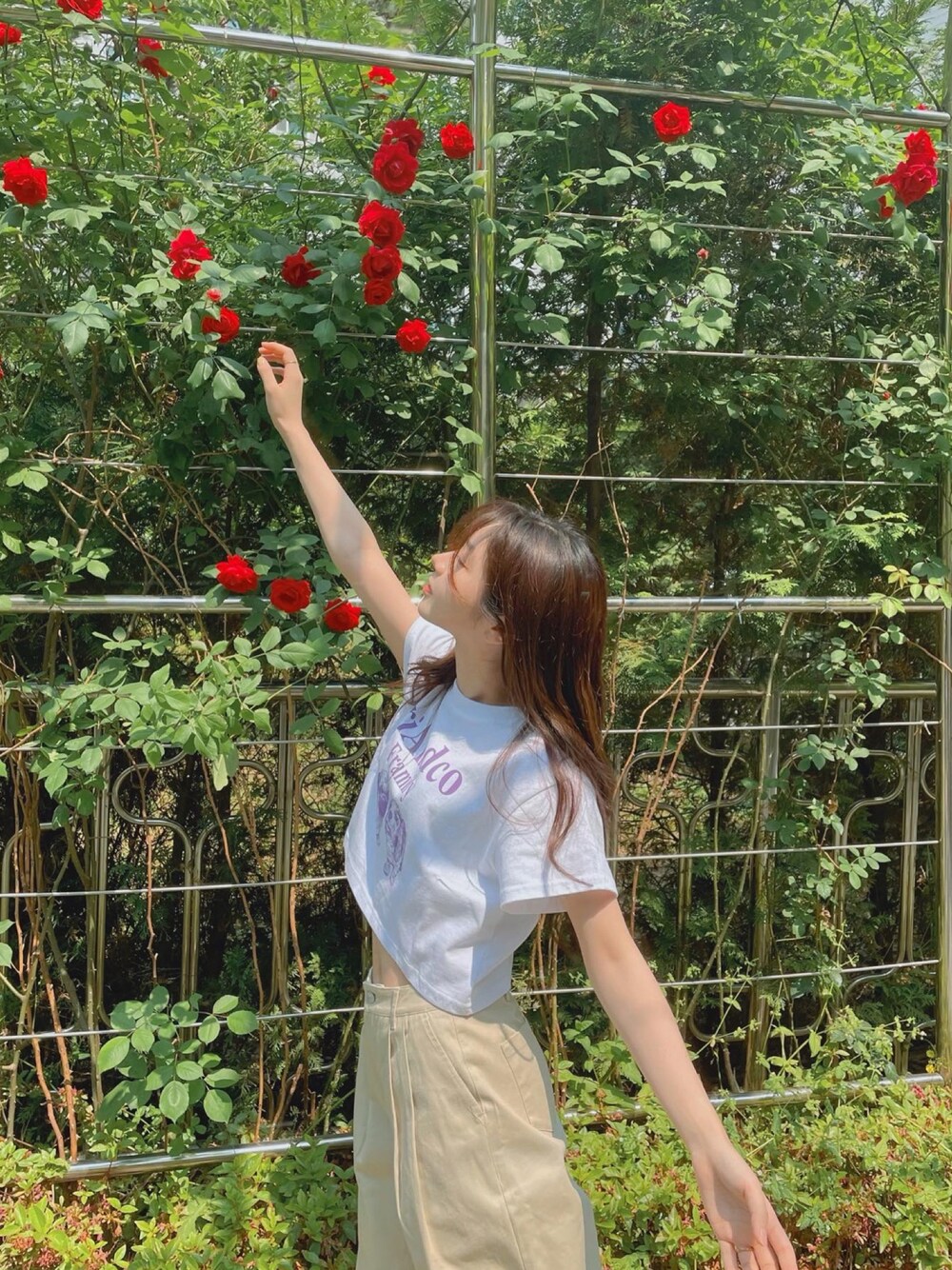 ホワイト系のTシャツ/カットソーを着用したメンズの春コーディネートの1枚目の写真