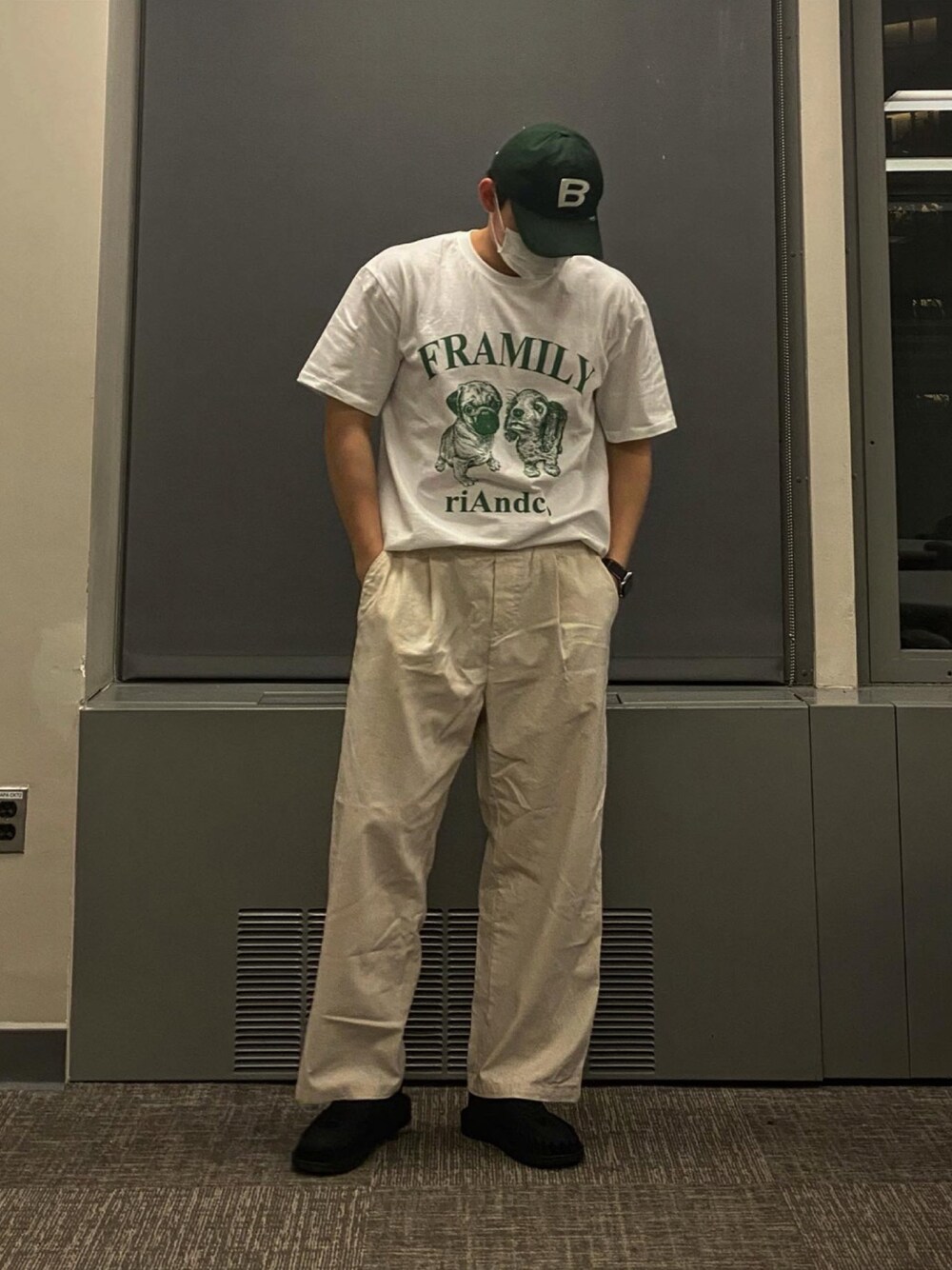 ホワイト系のTシャツ/カットソーを着用したメンズの春コーディネートの1枚目の写真