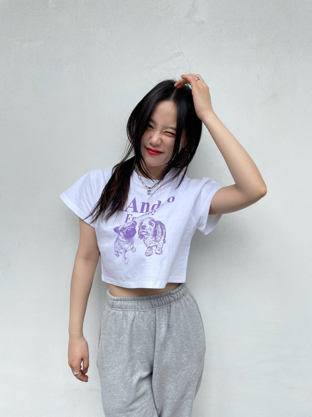 ホワイト系のTシャツ/カットソーを着用したメンズの春コーディネートの1枚目の写真