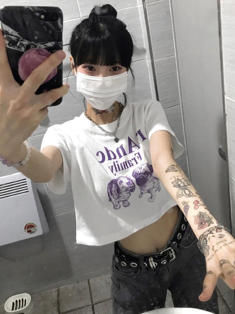 ホワイト系のTシャツ/カットソーを着用したメンズの春コーディネートの1枚目の写真