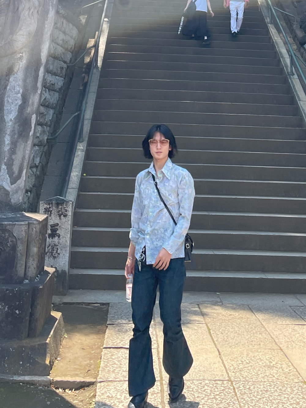 「kozaburo、フレアパンツ、ドクターマーチン、vintage、シャツスタイル、シンプルコーデ、夏、柄シャツ、ヒール、デニム」｜「kozaburoのアイテム（デニムパンツ、ブルー系）」を使った、シマリスさん（メンズ・175cm）の夏コーディネートの1枚目の写真