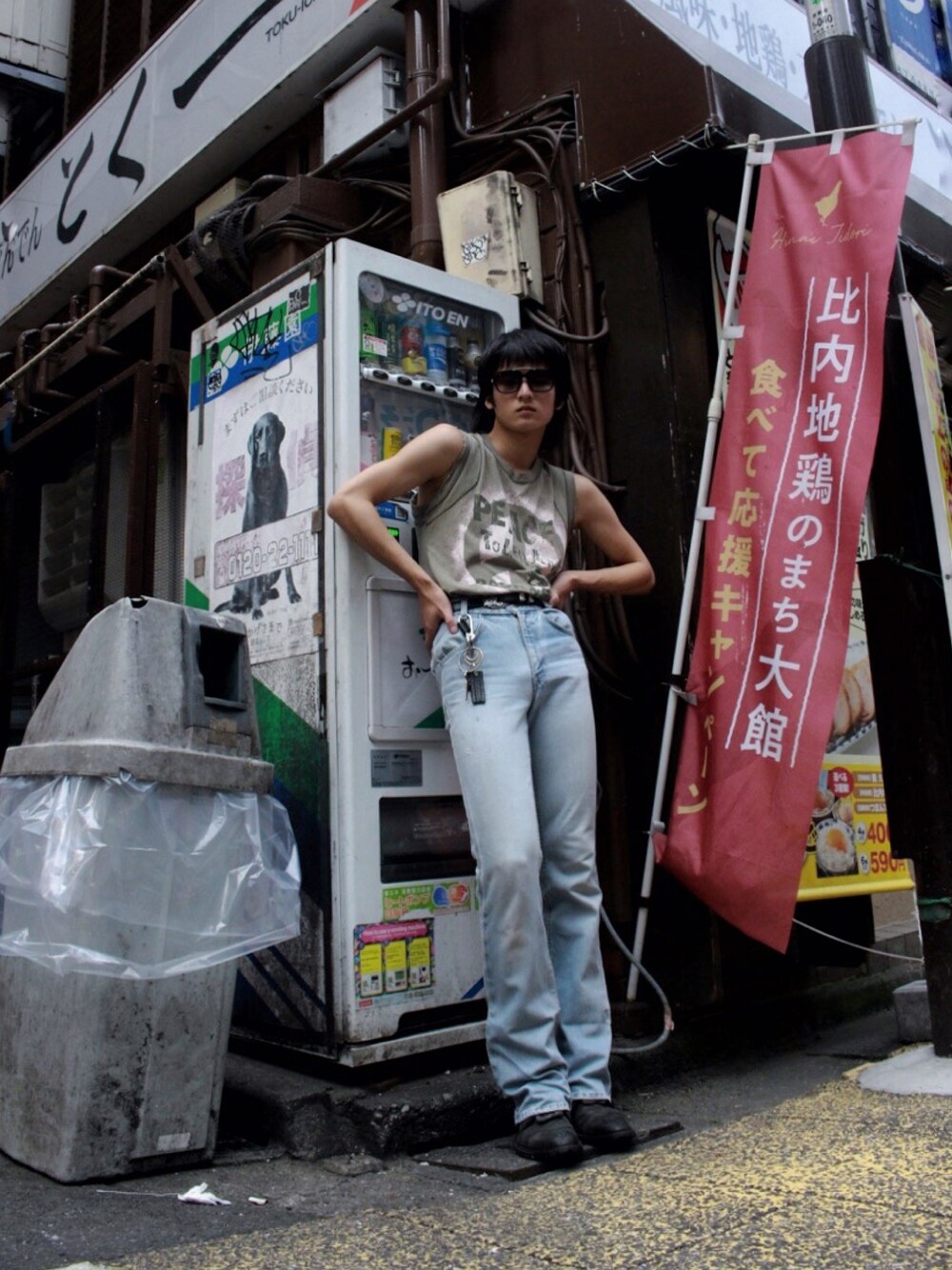 「タンクトップ、vintage、punk、rock、Levi's、Hender Scheme、Vivienne Westwood、タックイン、フレアパンツ、90'sスタイル」｜「Levi'sのアイテム（デニムパンツ、ブルー系）」を使った、シマリスさん（メンズ・175cm）の秋コーディネートの1枚目の写真