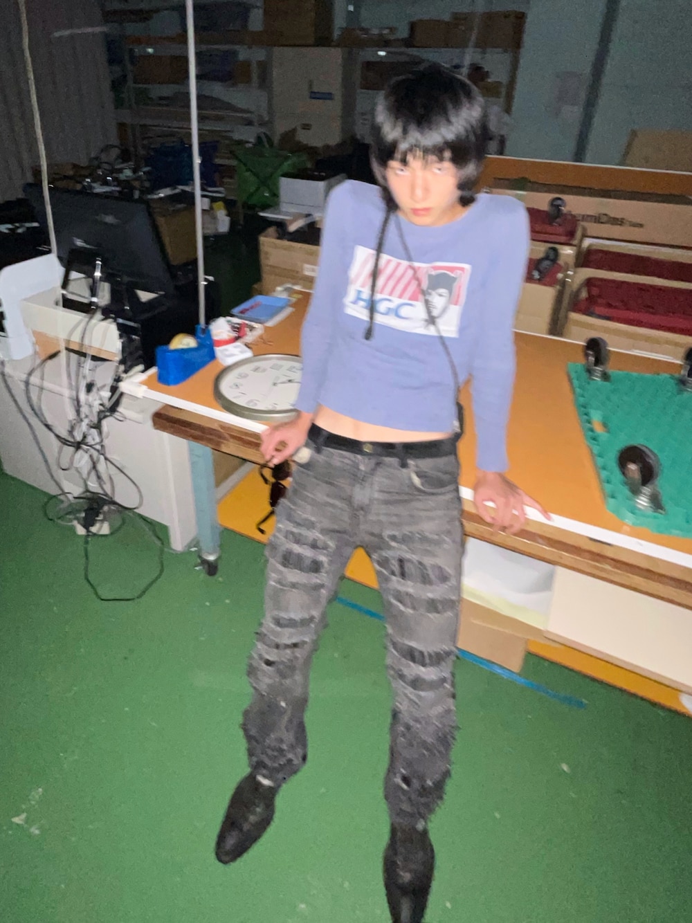 「Hysteric Glamour、archives、undercover、grunge、punk、ヘソだし、シャツスタイル、古着、今日のコーデ、Tシャツ、rock」｜「UNDERCOVERのアイテム（デニムパンツ、ブラック系）」を使った、シマリスさん（メンズ・175cm）の夏コーディネートの1枚目の写真