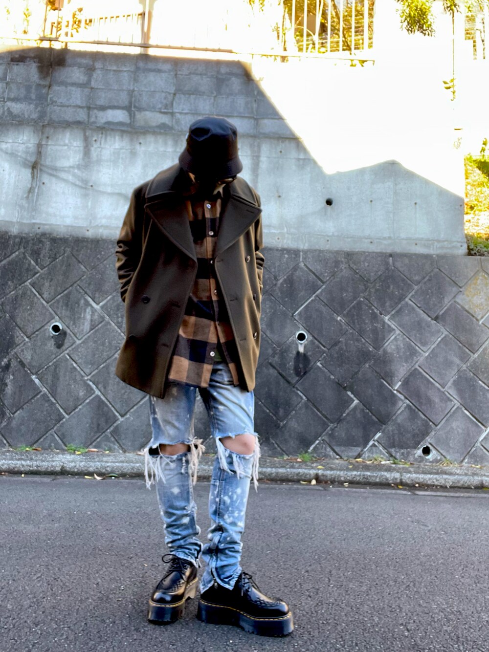 「おしゃれさんと繋がりたい、ユニクロ、キレイめ、ストリートコーデ、秋冬コーデ、ベージュコーデ、ブーツ、冬」｜「UNIQLOのアイテム（ピーコート、その他）」を使った、ざまぜんたさん（メンズ・174cm）の冬コーディネートの1枚目の写真