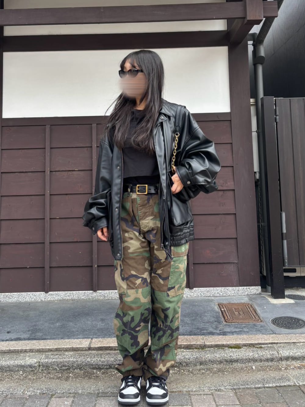 ライダースジャケットを使った「迷彩パンツ」のレディース人気