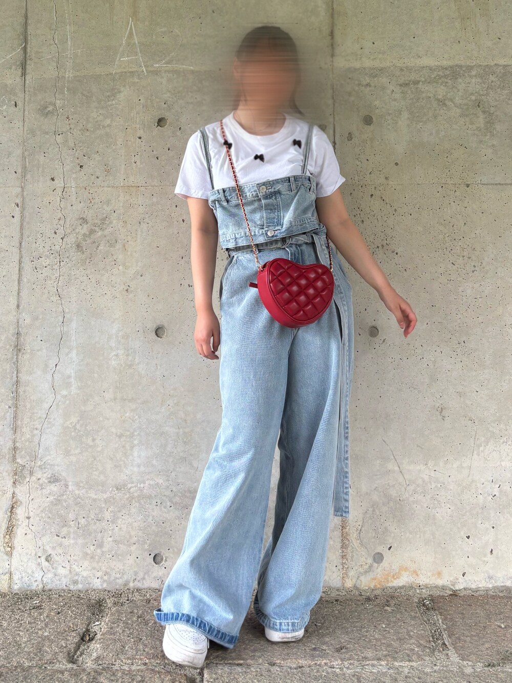 「夏コーデ、低身長コーデ、ラクチンコーデ、カジュアルコーデ、夏だ！Tシャツ着よう！、オーバーオール、エアフォースワン、お洒落さんとつながりたい、骨格ストレート、イエベ秋」｜「Chicoの【2サイズ展開】配色切替デニムコンビネゾン（つなぎ/オールインワン、ブルー系）」を使った、になさん（レディース・152cm）の夏コーディネートの1枚目の写真