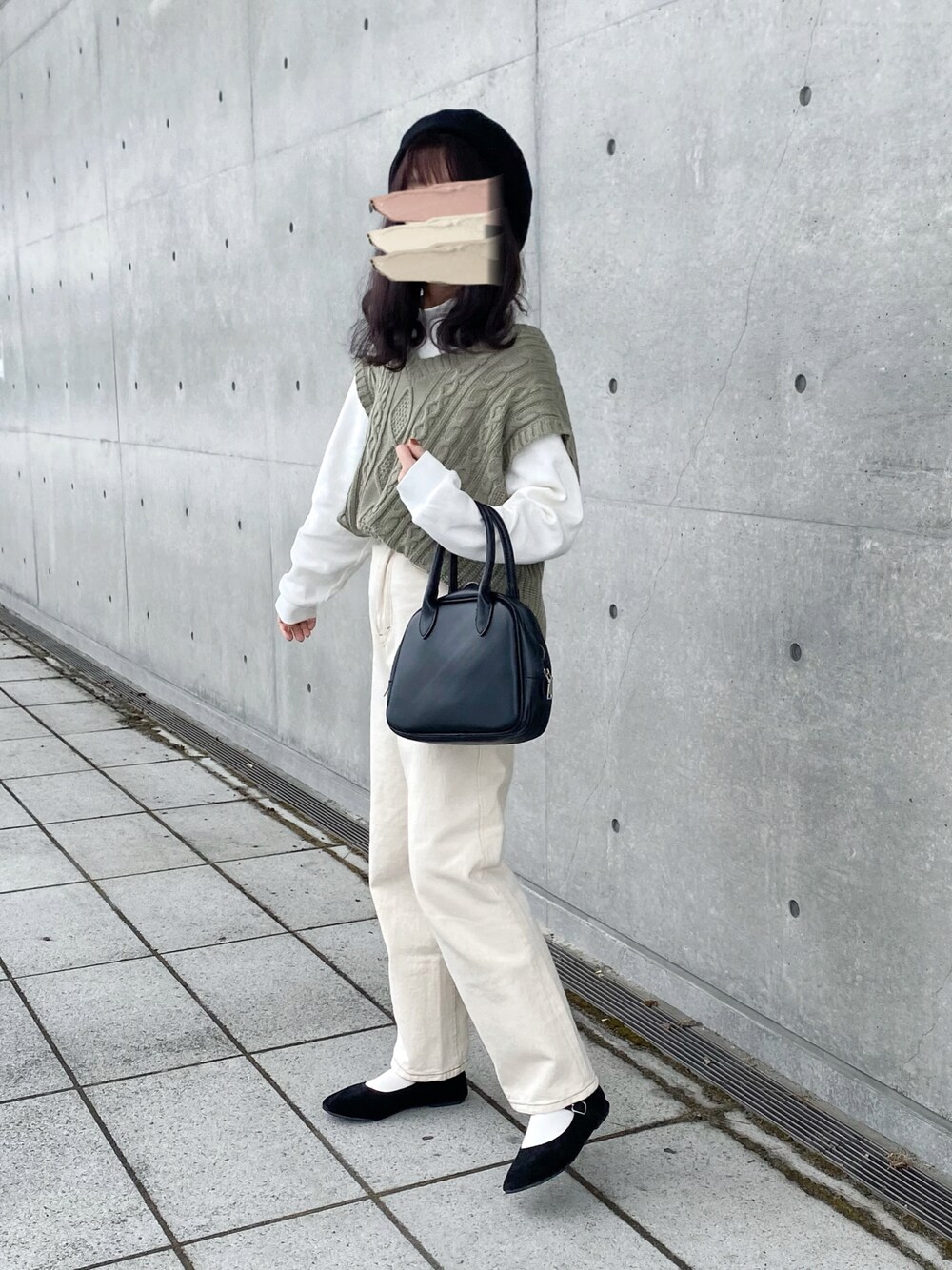「ニットベスト、ニットベスト×Tシャツ、ベストコーデ、ホワイトパンツ、パンツコーデ、白パンツコーデ、ボストンバッグ、ベレー帽、カンフーシューズ」｜「rpsのウールベレー帽（ハンチング/ベレー帽、ブラック系）」を使った、na na.さん（レディース・159cm）の春コーディネートの1枚目の写真