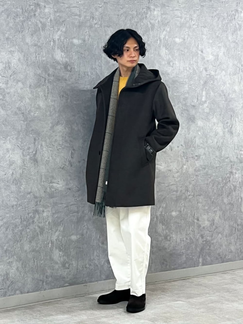 ブラウン系のその他アウター、ゴールド系のニット/セーター、ホワイト系のその他パンツを着用したメンズの冬コーディネートの1枚目の写真