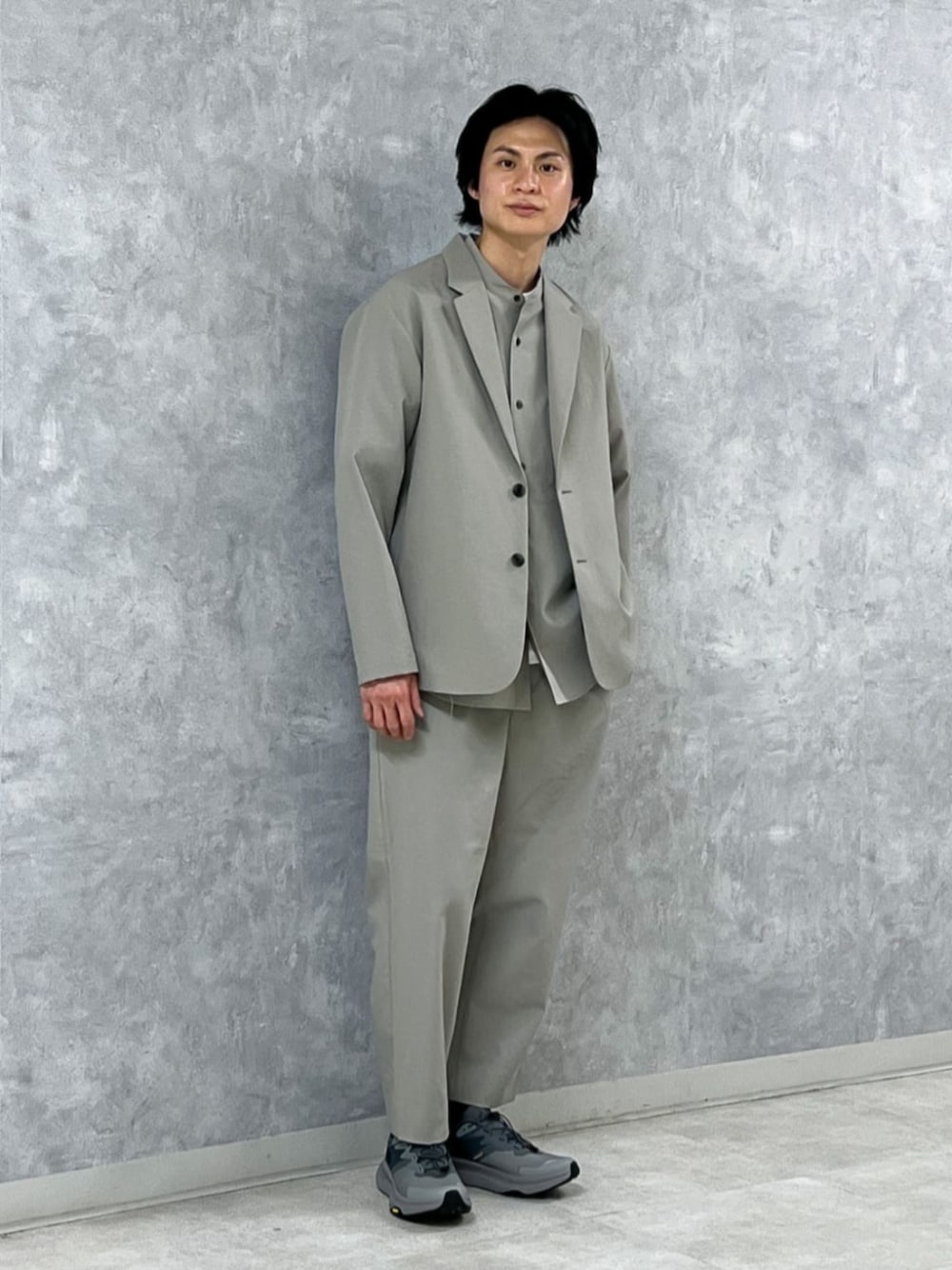 ベージュ系のテーラードジャケット、ベージュ系のシャツ/ブラウス、ホワイト系のTシャツ/カットソーを着用したメンズの春コーディネートの1枚目の写真