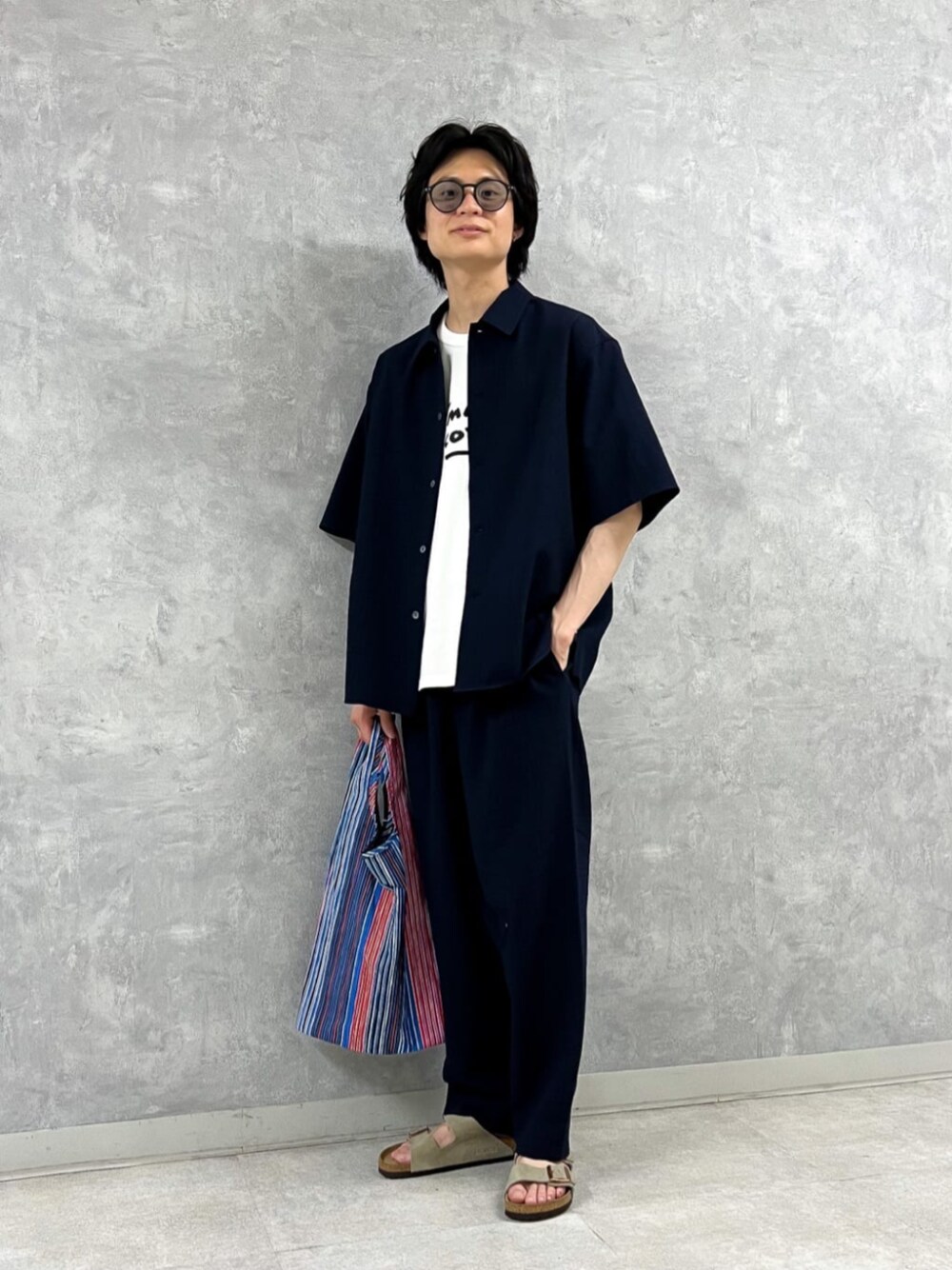 ブルー系のシャツ/ブラウス、ブルー系のその他パンツ、ブルー系のトートバッグを着用したメンズの春コーディネートの1枚目の写真