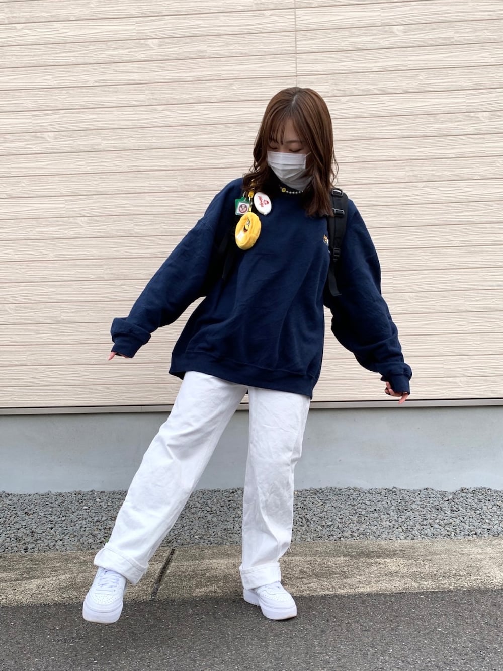 「パンツスタイル、カジュアル、古着、古着MIX、休日スタイル、ゆるコーデ、低身長女子、リュック、スウェット、スニーカー」｜「古着のアイテム（スウェット、ブルー系）」を使った、KANONさん（レディース・154cm）の春コーディネートの1枚目の写真