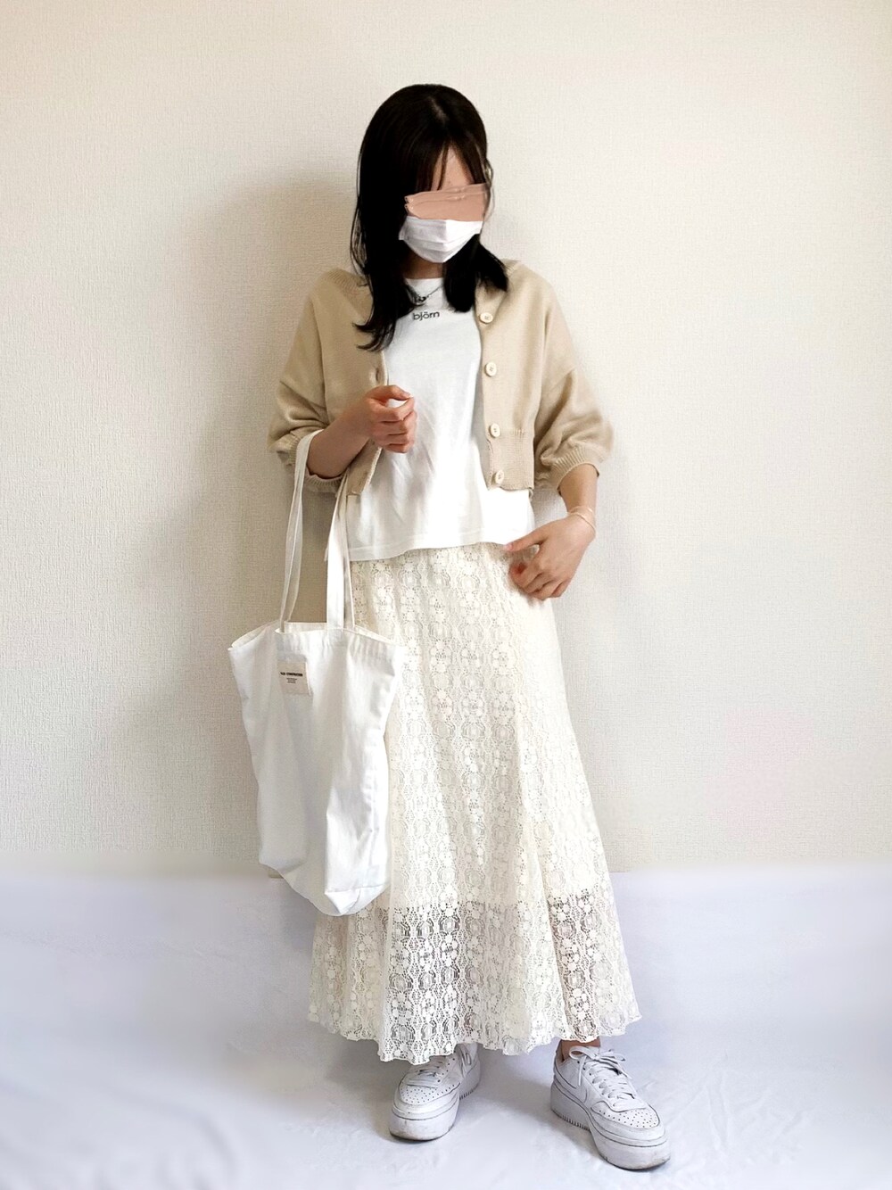 「夏コーデ、カジュアルコーデ、大人カジュアル、きれいめカジュアル、大人ガーリー、低身長コーデ、ロゴT、Tシャツ、トートバッグ、カーディガン、ボリューム袖、パフスリーブ、ワントーンコーデ」｜「WEGOの∴yuririn*×WEGO/【ZOZOTOWN限定】2WAYパフスリーブカーディガン（カーディガン/ボレロ、ホワイト系）」を使った、KANONさん（レディース・155cm）の夏コーディネートの1枚目の写真