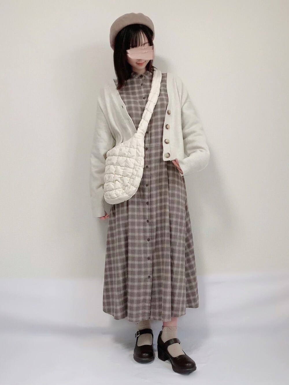 「カーディガン、ベレー帽、UNIQLO、秋のコーデ、ガーリー、休日スタイル、プチプラ、ootd、キルティングバッグ、byあしながおじさん、秋服準備はじめました、足が痛くならない靴、asknowasplus」｜「UNIQLOのアイテム（シャツワンピース、ベージュ系）」を使った、KANONさん（レディース・154cm）の秋コーディネートの1枚目の写真