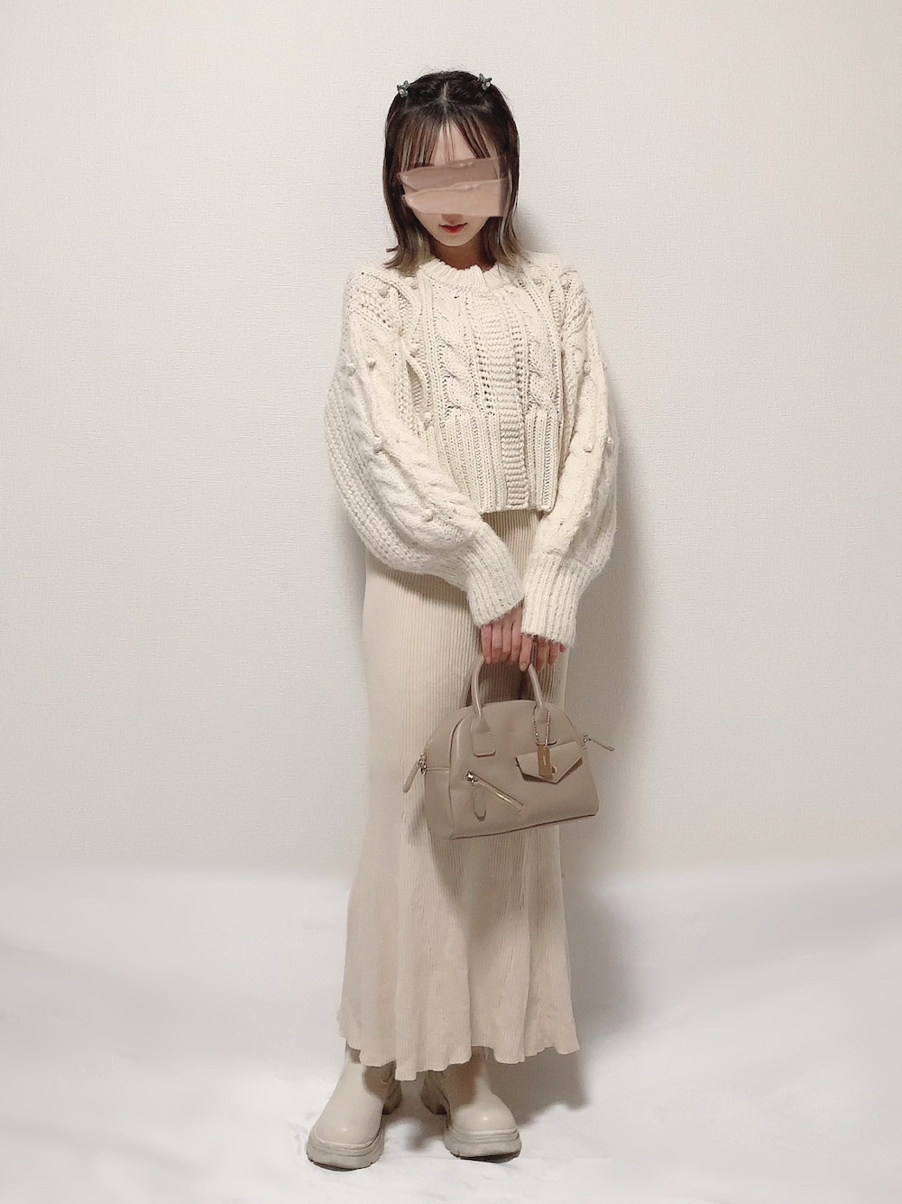 「未来のWEARISTAプロジェクト、冬のコーデ、カーディガン、ニット、ロングスカート、ブーツ、ガーリー、ワントーンコーデ、大人カジュアル、白ニット、低身長、ホワイトコーデ、休日スタイル、きれいめカジュアル」｜「JEANASISのポップコーンショートクルーカーディガン/254757（カーディガン/ボレロ、ホワイト系）」を使った、KANONさん（レディース・155cm）の冬コーディネートの1枚目の写真